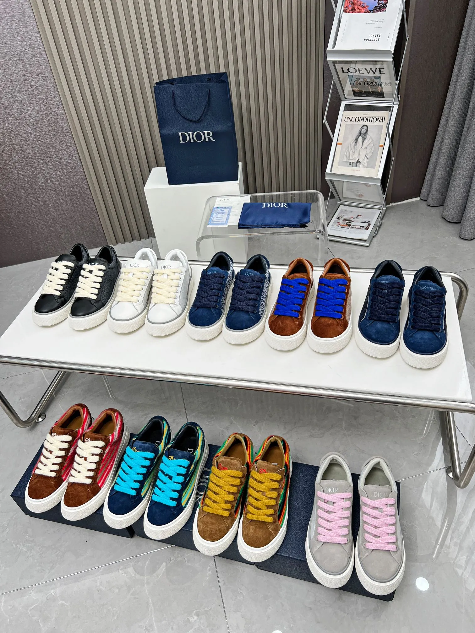 👟👟Ex-factory price 560👟👟 Women's DIOR Dior B33 sneakers, gray and white jacquard fabrics with gray high mercerized suede leather, new products for autumn 2023, reinterpreting classic tennis shoes, the fashionable silhouette highlights the thickness. Crafted from gray and white jacquard with Oblique print and suede panels, it has a distinctive padded tongue embellished with an embossed Dior signature, wide pink mohair laces and brass eyelets with a matte gray finish. The cream-white Dior Oblique patterned rubber sole, enhanced by the contrasting Dior 30 Avenue Montaigne signature on the rear, will add style to casual looks. Size: Women's 35-40 (34, 41 customized, non-refundable) Men's 39-45 (38, 46 customized, non-refundable)